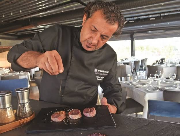 MasterChef jürilerinden Mehmet Yalçınkaya’nın sol elini neden sakladığı ortaya çıktı! Mehmet Şef’in el parmakları yıllar önce...