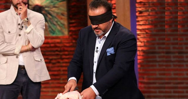 MasterChef jürilerinden Mehmet Yalçınkaya’nın sol elini neden sakladığı ortaya çıktı! Mehmet Şef’in el parmakları yıllar önce...