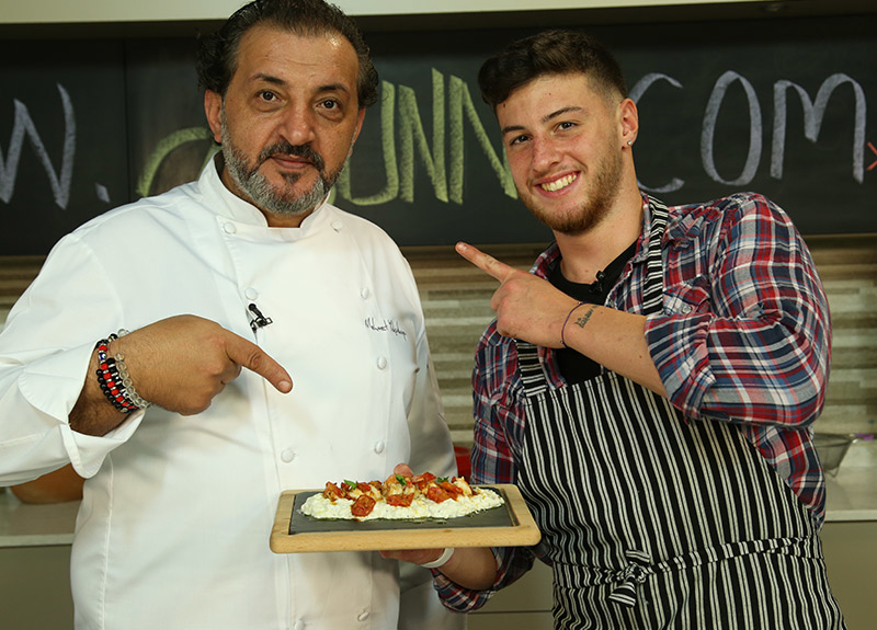 MasterChef jürilerinden Mehmet Yalçınkaya’nın sol elini neden sakladığı ortaya çıktı! Mehmet Şef’in el parmakları yıllar önce...