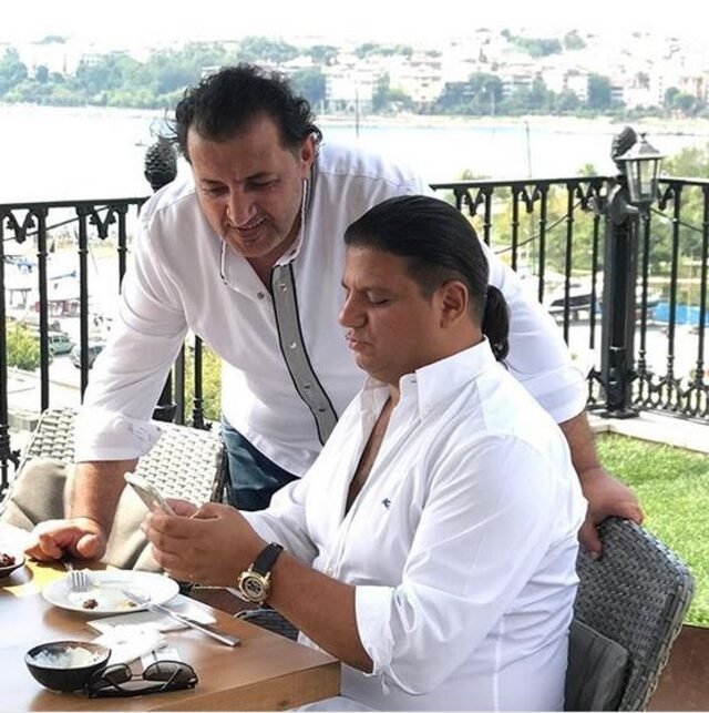 MasterChef’in Mehmet Şef’i hakkında kimsenin bilmediği o gerçek: MasterChef Mehmet Şef’in neden eli cebinde, parmakları yok mu?
