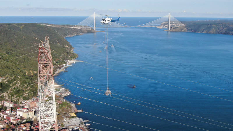 İstanbul Boğazı’nın 280 metre yukarısında kesintisiz elektrik için ölüme meydan okuyorlar
