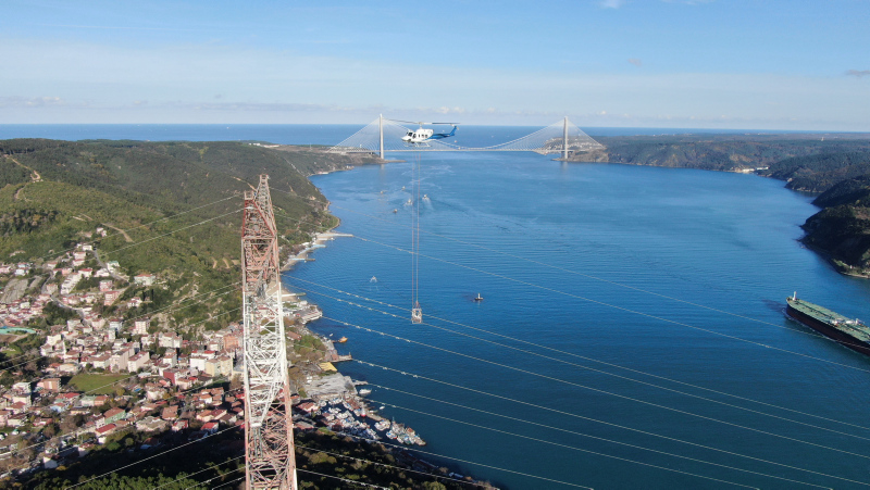 İstanbul Boğazı’nın 280 metre yukarısında kesintisiz elektrik için ölüme meydan okuyorlar