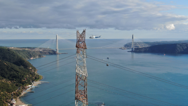 İstanbul Boğazı’nın 280 metre yukarısında kesintisiz elektrik için ölüme meydan okuyorlar