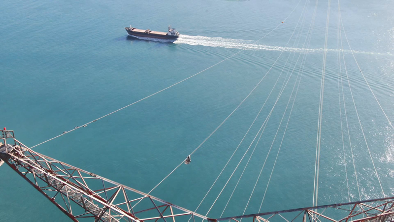 İstanbul Boğazı’nın 280 metre yukarısında kesintisiz elektrik için ölüme meydan okuyorlar