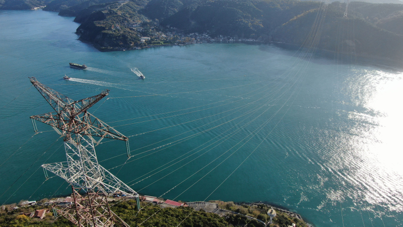 İstanbul Boğazı’nın 280 metre yukarısında kesintisiz elektrik için ölüme meydan okuyorlar