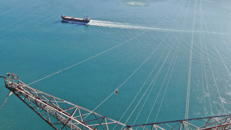 İstanbul Boğazı’nın 280 metre yukarısında kesintisiz elektrik için ölüme meydan okuyorlar