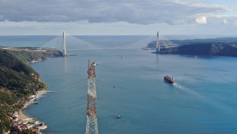 İstanbul Boğazı’nın 280 metre yukarısında kesintisiz elektrik için ölüme meydan okuyorlar