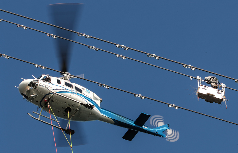 İstanbul Boğazı’nın 280 metre yukarısında kesintisiz elektrik için ölüme meydan okuyorlar