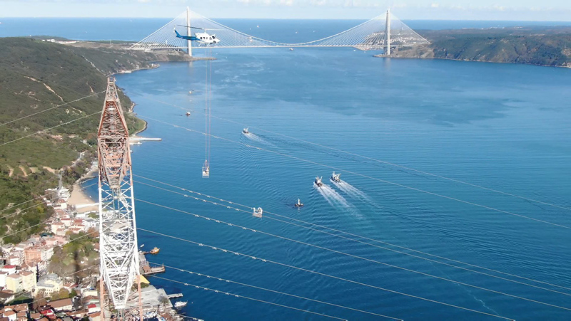 İstanbul Boğazı’nın 280 metre yukarısında kesintisiz elektrik için ölüme meydan okuyorlar
