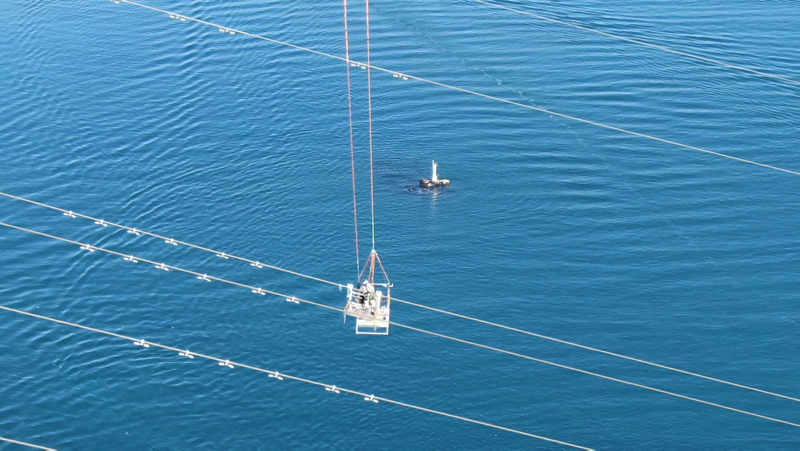 İstanbul Boğazı’nın 280 metre yukarısında kesintisiz elektrik için ölüme meydan okuyorlar