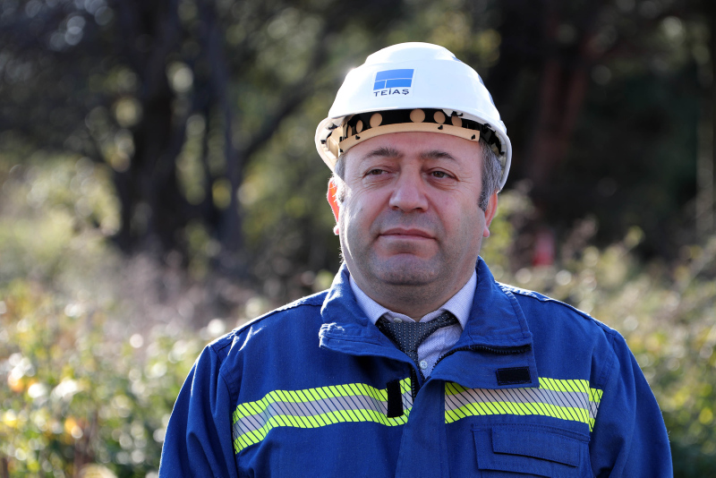 İstanbul Boğazı’nın 280 metre yukarısında kesintisiz elektrik için ölüme meydan okuyorlar