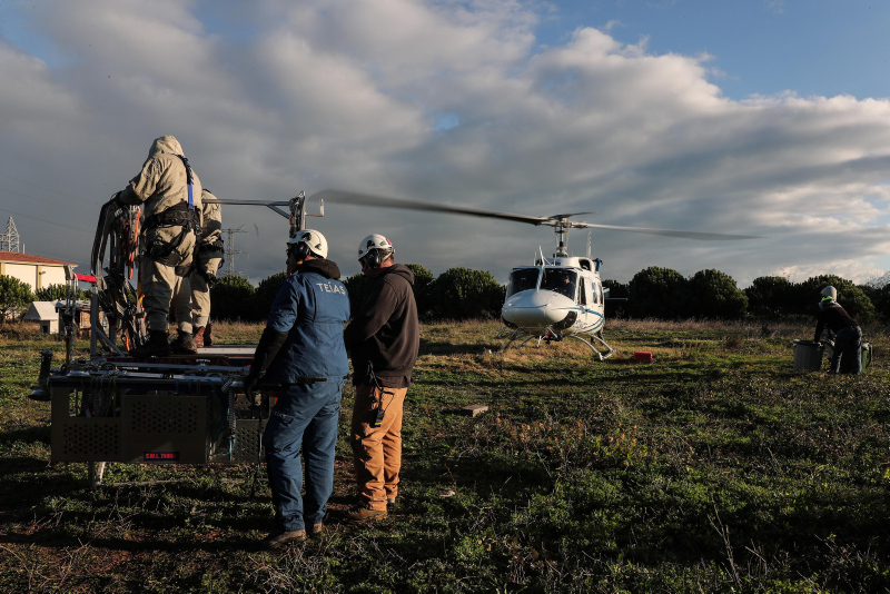 İstanbul Boğazı’nın 280 metre yukarısında kesintisiz elektrik için ölüme meydan okuyorlar