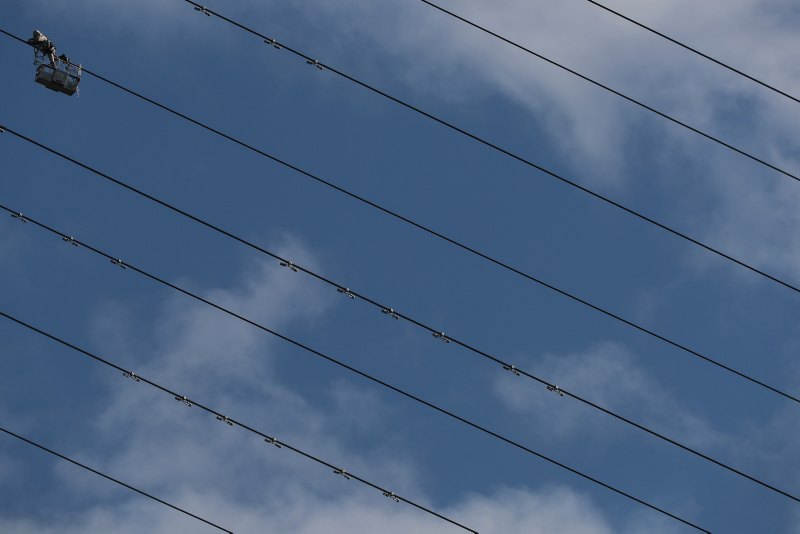 İstanbul Boğazı’nın 280 metre yukarısında kesintisiz elektrik için ölüme meydan okuyorlar