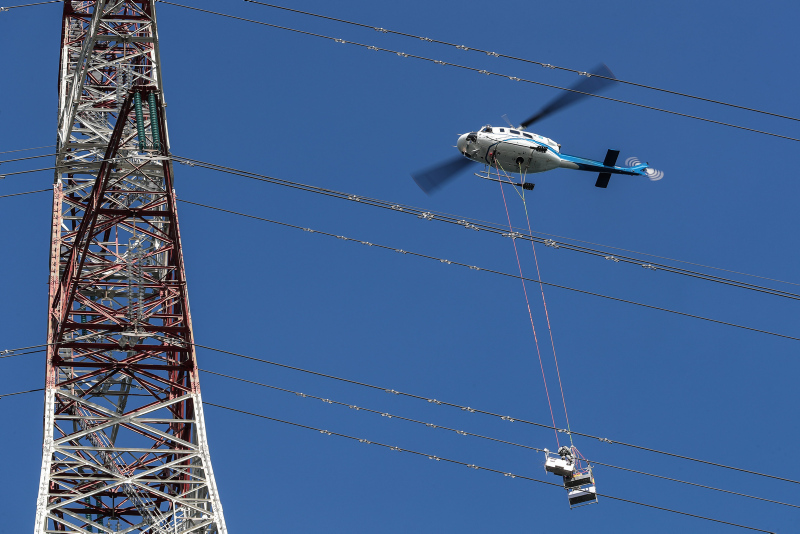 İstanbul Boğazı’nın 280 metre yukarısında kesintisiz elektrik için ölüme meydan okuyorlar