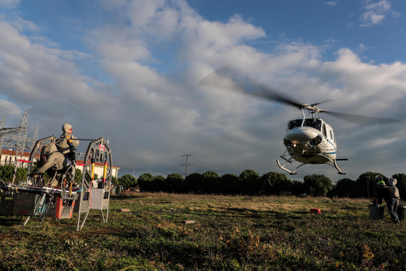 İstanbul Boğazı’nın 280 metre yukarısında kesintisiz elektrik için ölüme meydan okuyorlar