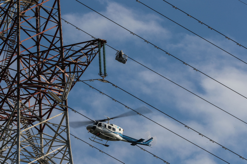 İstanbul Boğazı’nın 280 metre yukarısında kesintisiz elektrik için ölüme meydan okuyorlar