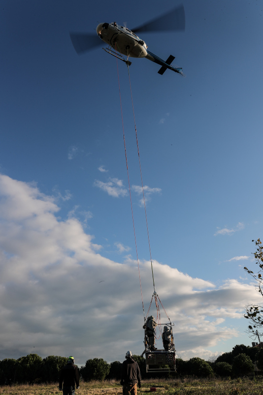 İstanbul Boğazı’nın 280 metre yukarısında kesintisiz elektrik için ölüme meydan okuyorlar