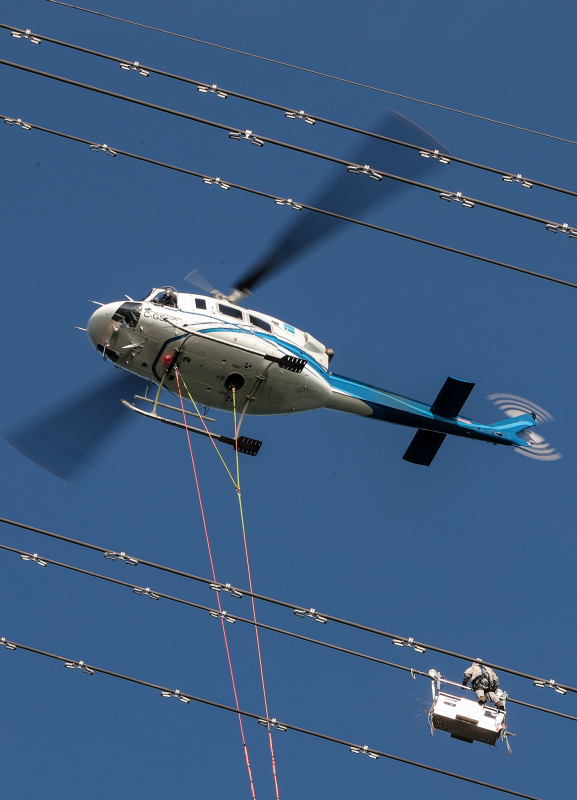 İstanbul Boğazı’nın 280 metre yukarısında kesintisiz elektrik için ölüme meydan okuyorlar