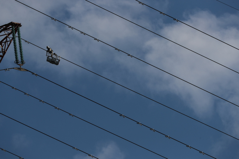 İstanbul Boğazı’nın 280 metre yukarısında kesintisiz elektrik için ölüme meydan okuyorlar