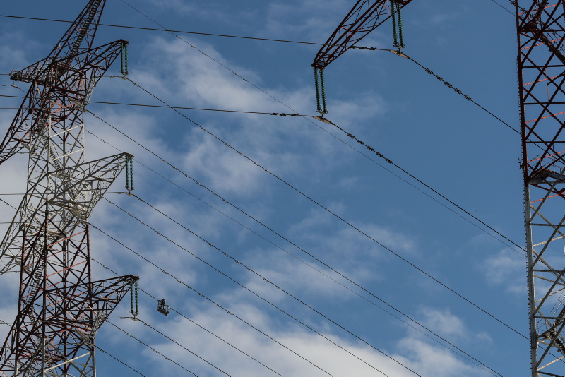 İstanbul Boğazı’nın 280 metre yukarısında kesintisiz elektrik için ölüme meydan okuyorlar