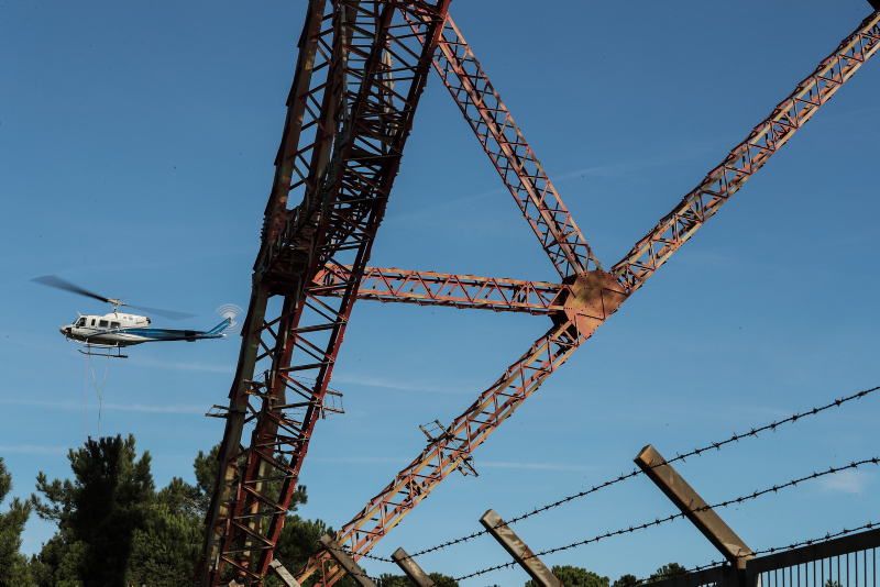 İstanbul Boğazı’nın 280 metre yukarısında kesintisiz elektrik için ölüme meydan okuyorlar