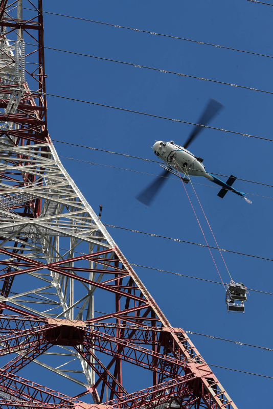 İstanbul Boğazı’nın 280 metre yukarısında kesintisiz elektrik için ölüme meydan okuyorlar