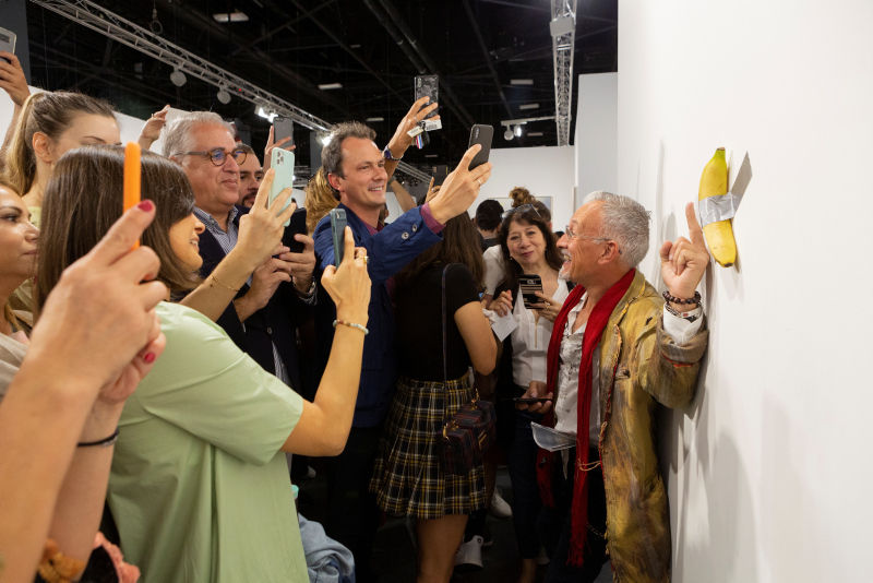 120 bin dolara satılan ’sanat eseri’ndeki muzu yedi