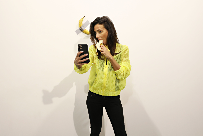 120 bin dolara satılan ’sanat eseri’ndeki muzu yedi