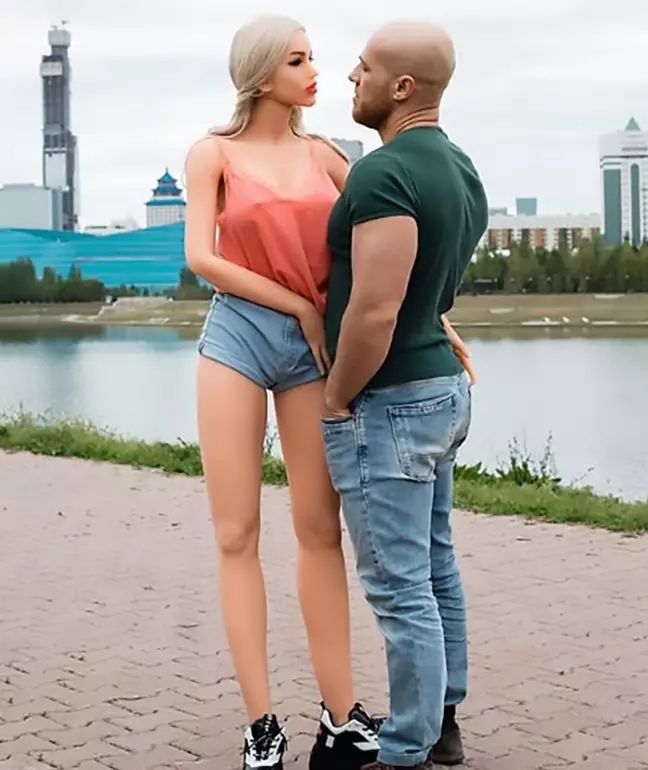 Rus medyası yaşananları son dakika olarak paylaştı: Kimse inanamıyor! Şişme kadınla evleneceğini duyurdu...