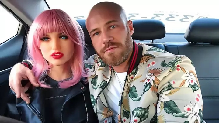 Rus medyası yaşananları son dakika olarak paylaştı: Kimse inanamıyor! Şişme kadınla evleneceğini duyurdu...