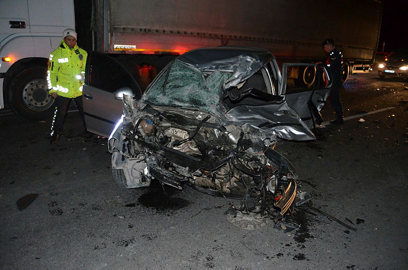 Son dakika: Aksaray’da gençlerin olduğu otomobil tırın altına girdi: 3 ölü, 2 yaralı!