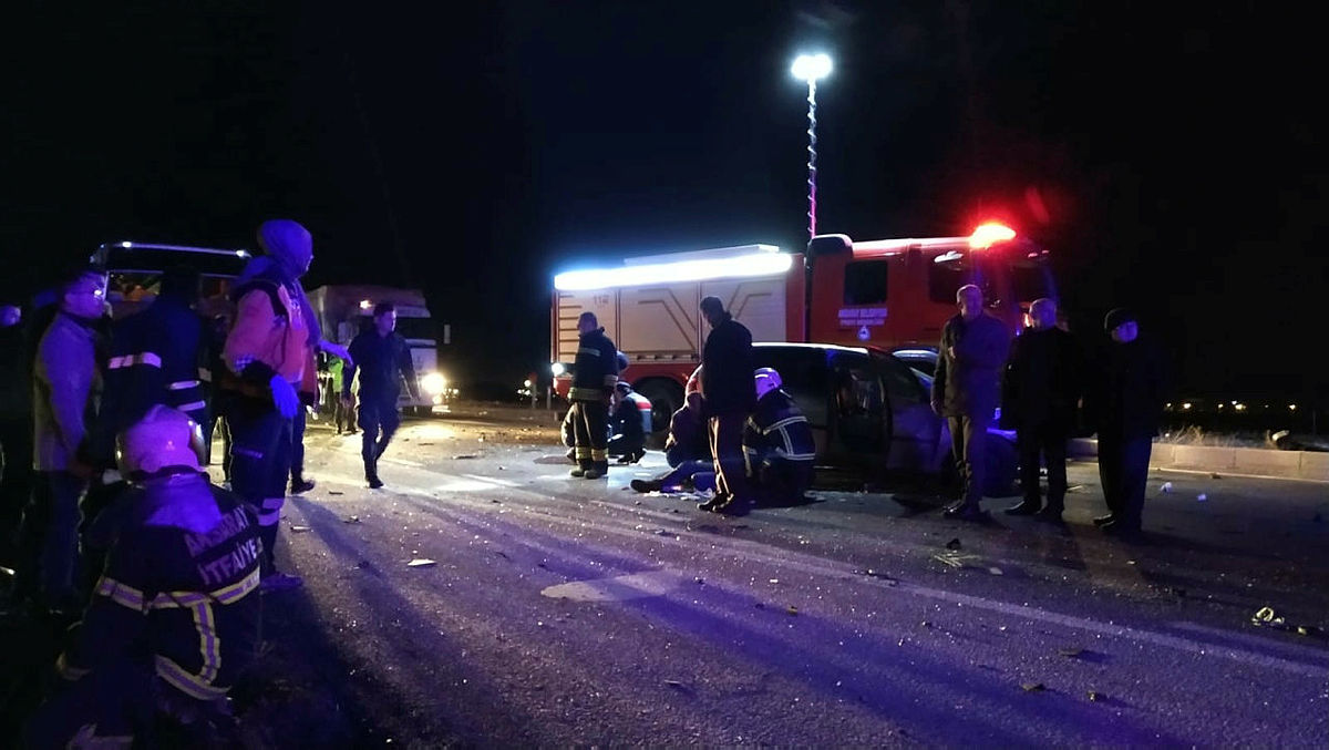 Son dakika: Aksaray’da gençlerin olduğu otomobil tırın altına girdi: 3 ölü, 2 yaralı!