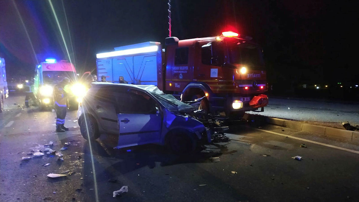 Son dakika: Aksaray’da gençlerin olduğu otomobil tırın altına girdi: 3 ölü, 2 yaralı!