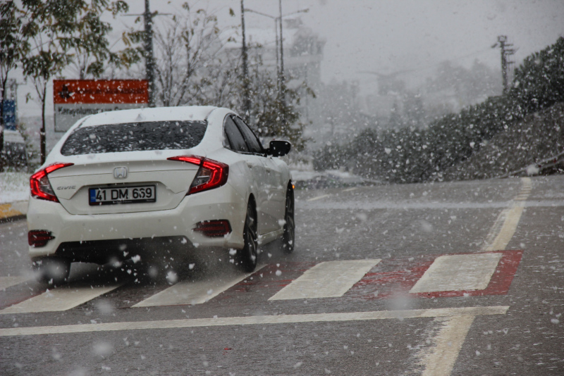 İstanbul’un yanı başındaki Kocaeli beyaza büründü