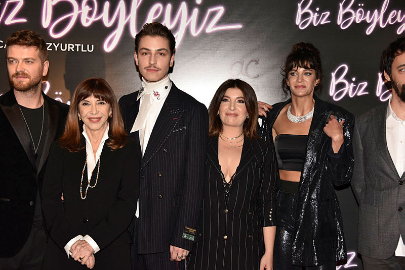 Caner Özyurtlu’nun yönetmeni olduğu Biz Böyleyiz filmi vizyona giriyor! Caner Özyurtlu kimdir, kaç yaşında?