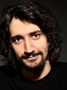 Caner Özyurtlu’nun yönetmeni olduğu Biz Böyleyiz filmi vizyona giriyor! Caner Özyurtlu kimdir, kaç yaşında?