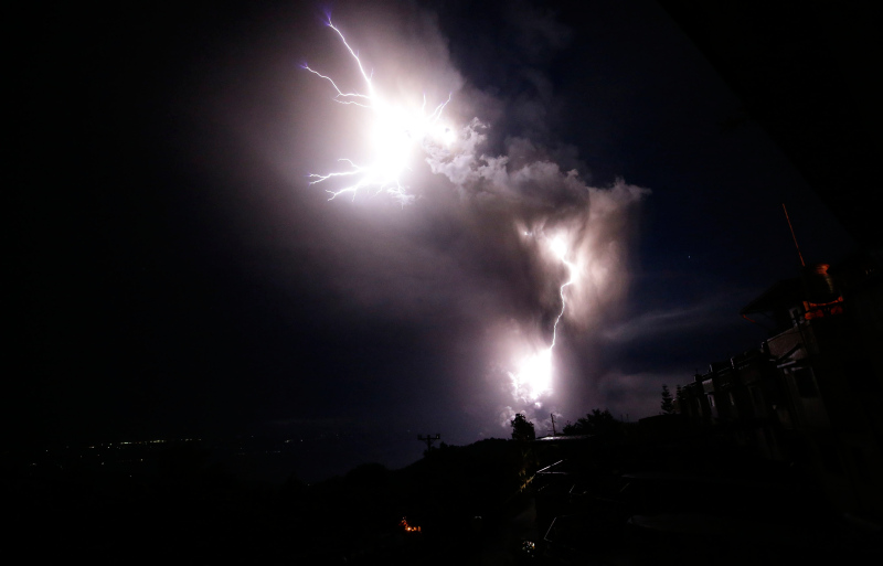 Yanardağ harekete geçti: Şimşekler gökyüzünü aydınlattı