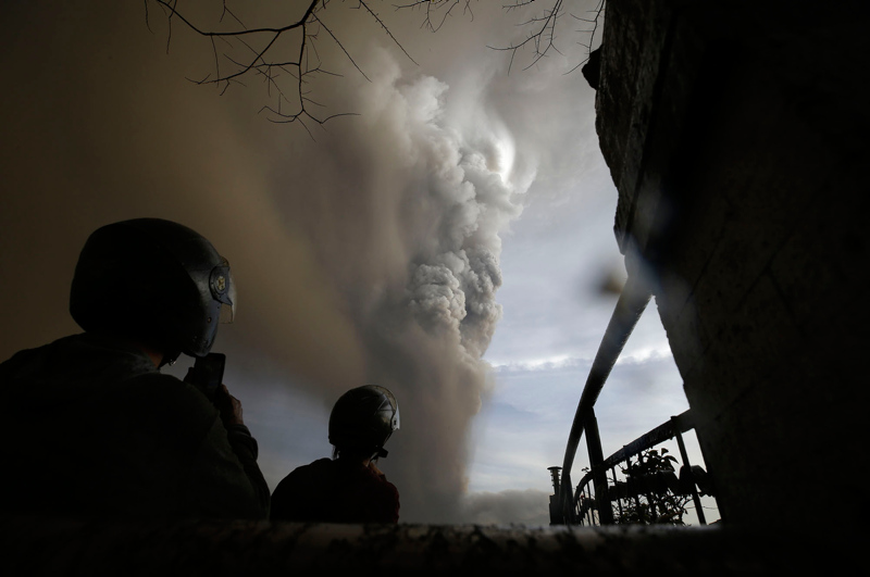 Yanardağ harekete geçti: Şimşekler gökyüzünü aydınlattı