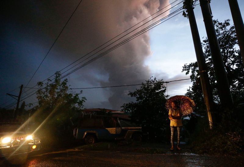 Yanardağ harekete geçti: Şimşekler gökyüzünü aydınlattı