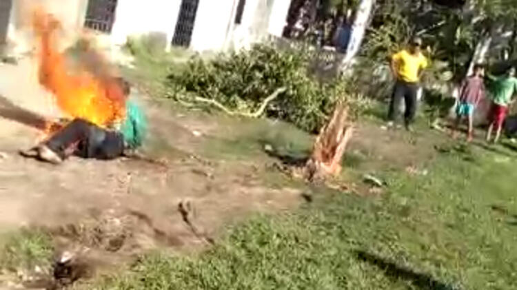 Dehşete düşüren son dakika haberi: Sokak ortasında diri diri yaktılar! Dünya sosyal medyada paylaşılan bu görüntüleri konuşuyor