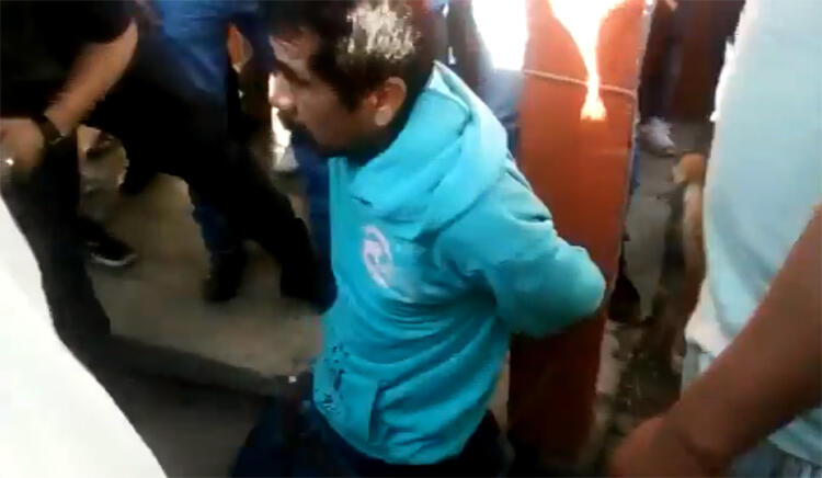 Dehşete düşüren son dakika haberi: Sokak ortasında diri diri yaktılar! Dünya sosyal medyada paylaşılan bu görüntüleri konuşuyor