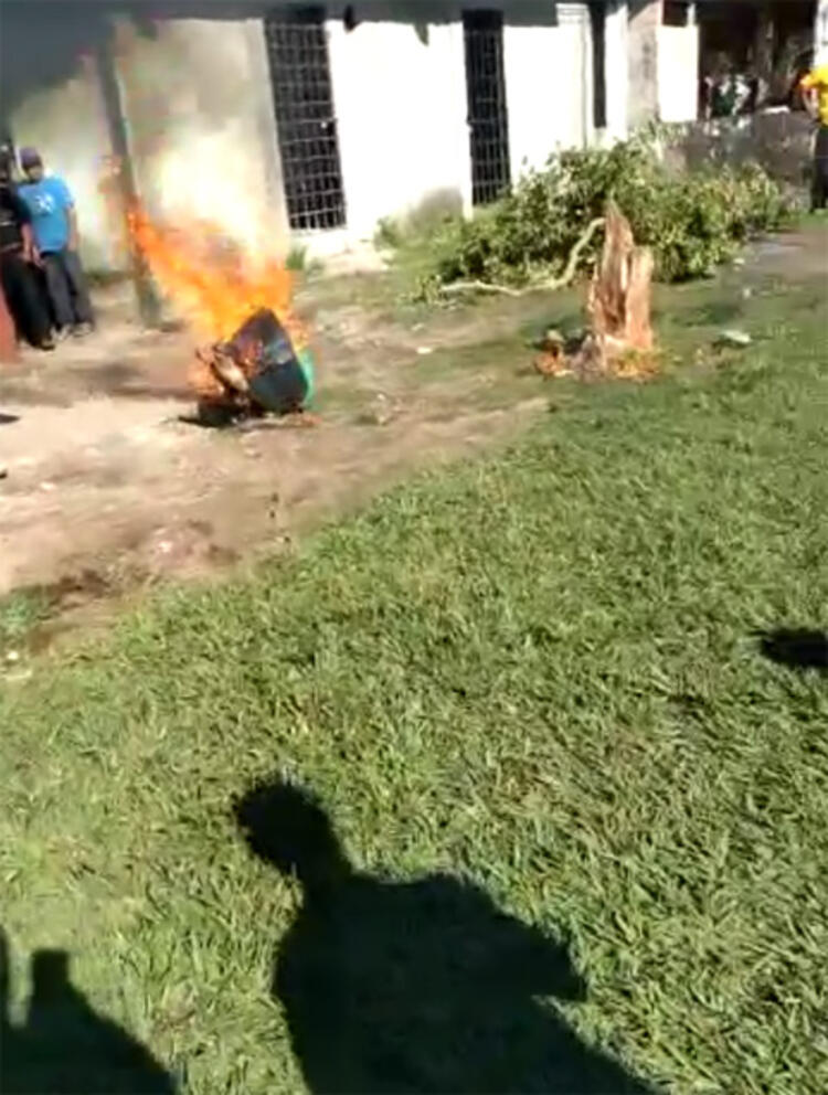 Dehşete düşüren son dakika haberi: Sokak ortasında diri diri yaktılar! Dünya sosyal medyada paylaşılan bu görüntüleri konuşuyor