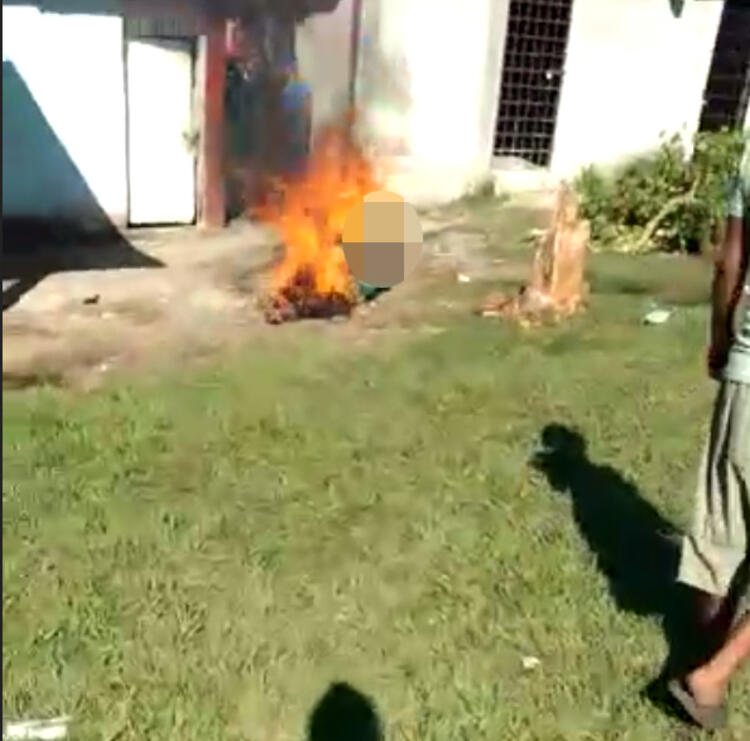 Dehşete düşüren son dakika haberi: Sokak ortasında diri diri yaktılar! Dünya sosyal medyada paylaşılan bu görüntüleri konuşuyor