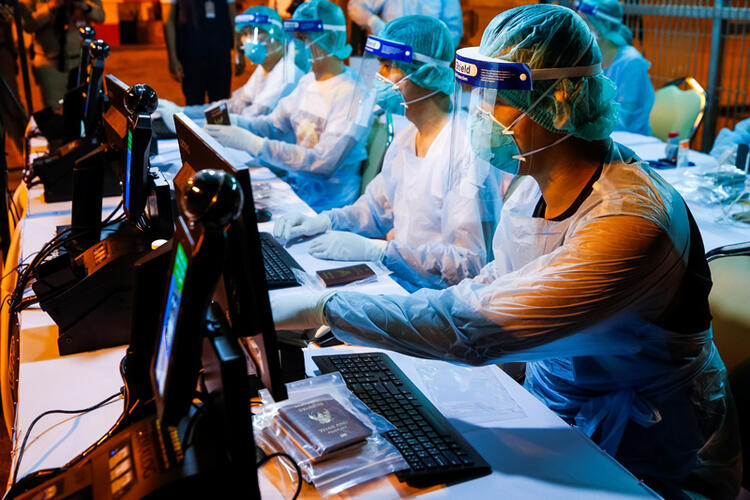 SON DAKİKA HABERİ: Corona virüsü anneden yenidoğan bebeğe geçti! Corona virüsü korku saçmaya devam ediyor