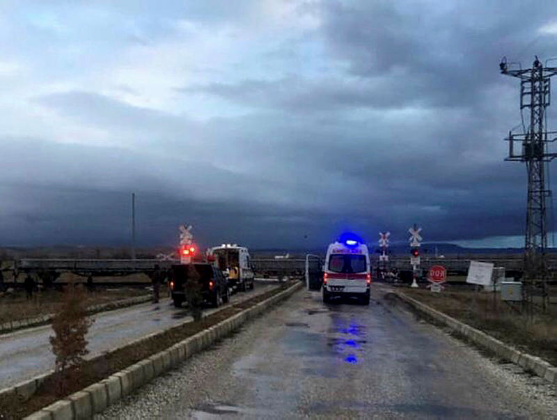 Son dakika: Afyonkarahisar’da tren kazası! Bariyerleri kırıp trenin altında kaldı