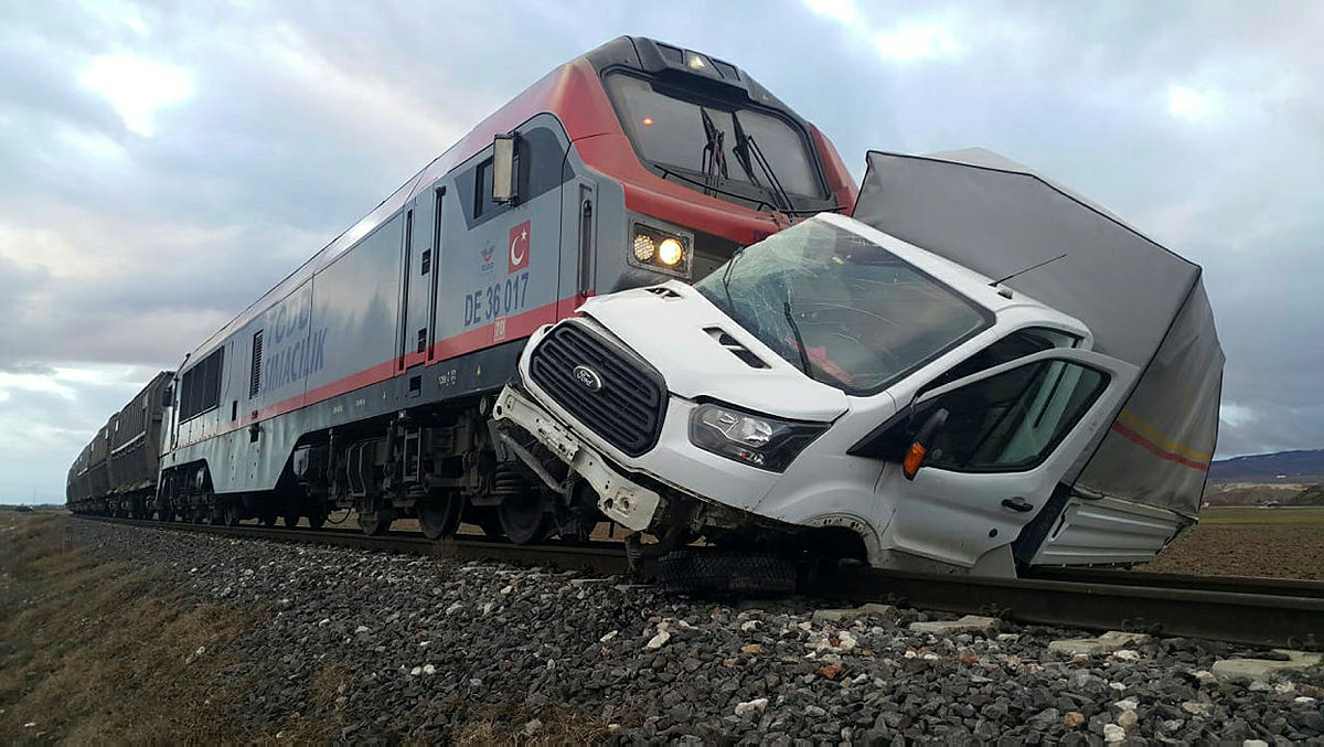 Son dakika: Afyonkarahisar’da tren kazası! Bariyerleri kırıp trenin altında kaldı