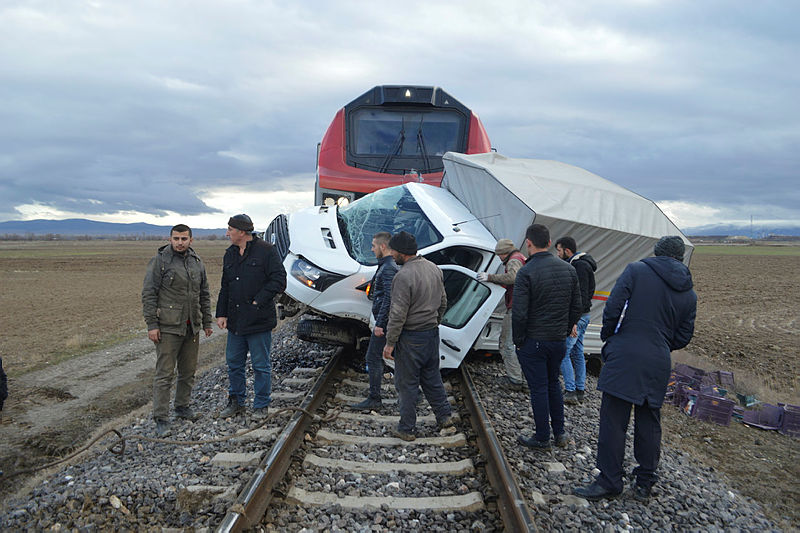 Son dakika: Afyonkarahisar’da tren kazası! Bariyerleri kırıp trenin altında kaldı