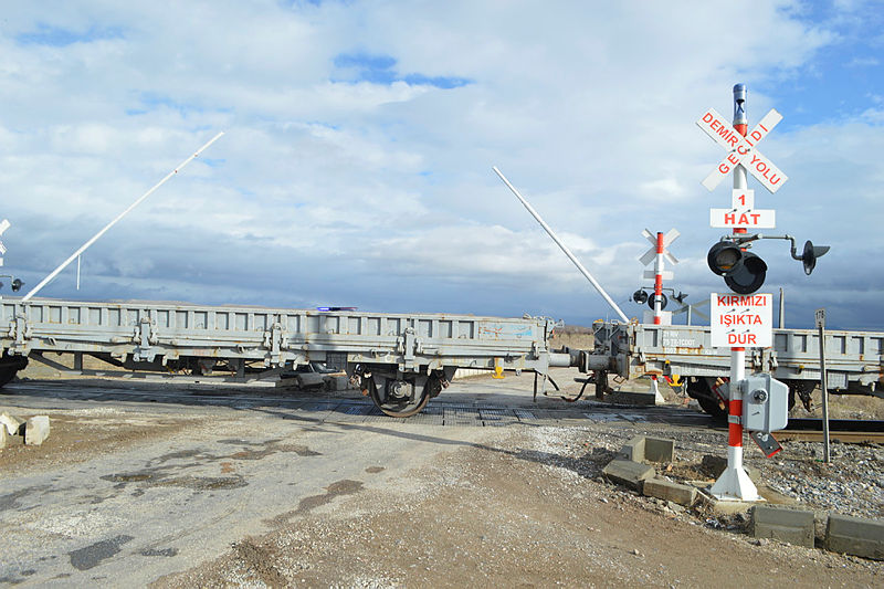 Son dakika: Afyonkarahisar’da tren kazası! Bariyerleri kırıp trenin altında kaldı