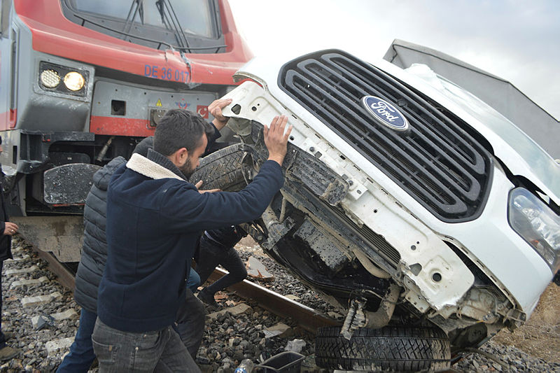 Son dakika: Afyonkarahisar’da tren kazası! Bariyerleri kırıp trenin altında kaldı