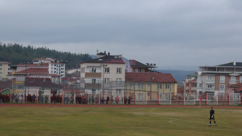Ölümü hiçe saydılar! 6 katlı apartmanın çatısından tribündeymiş gibi maç seyrettiler